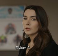 Rezumat „Minciuni de familie”, episodul 59, difuzat în 18 septembrie la Kanal D: Neîncrederea lui Kahraman i-a pus capac lui Oylum! Divorțul este mai aproape decât pare pentru acest cuplu